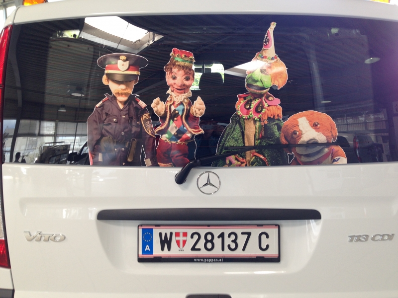 Unser neuer Tourneebus mit den Puppenstars Insp.Viktor Pomeisl, Kasperl, Tintifax und Barry