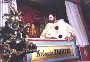 Luciano Pavarotti im Bajazzokostüm in der Kulisse "Künstlergarderobe" 