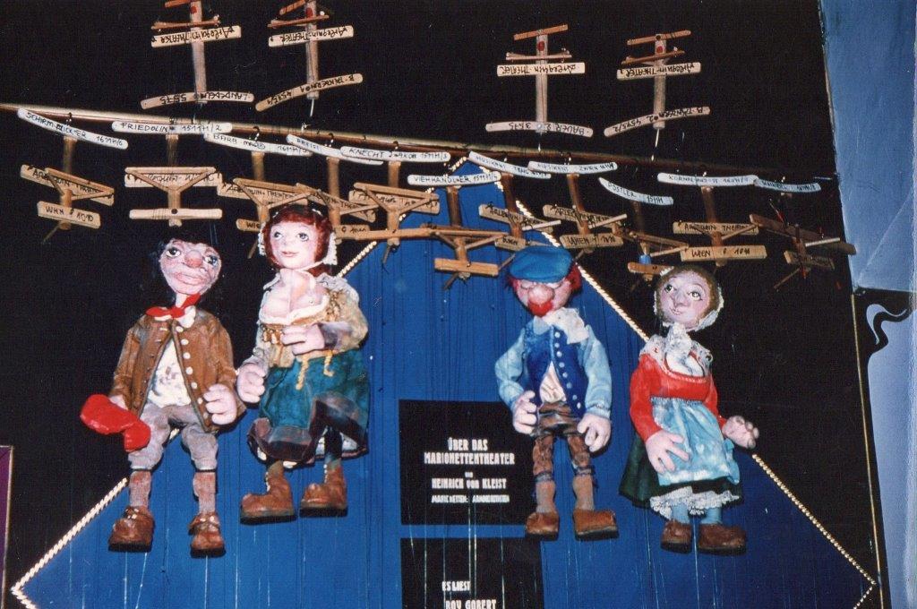 Bäuerliche Figuren von Arminio Rothstein vor ihrem Auftritt.