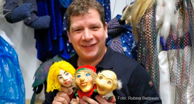 Christian Mair in der Puppenwerkstatt Bludenz. Bild: Rubina Bergauer