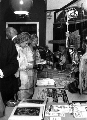 Besucher/-innen bestaunen die von Arminio geschaffenen  vielfältigen Puppencharaktere im Bezirksmuseum Hietzing