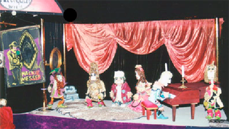 Für das Barockschlössl eine barocke Marionettenszene aus Molieres "Der eingebildete Kranke" mit Marionetten. 