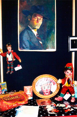Selbstbildnis des jungen Arminio, darunter Ausstellungsstücke und Puppen: der Kasperl und der Marionettenwurschtl