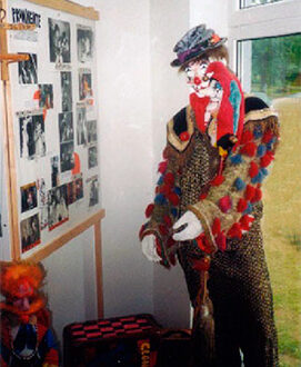 "Clown Habakuk" Adaption des Habakuk-Kostüms mit Maske auf einer Kleiderpuppe