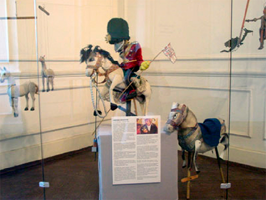 Pferde und Pupppen von Arminio Rothstein in der Steirischen Landesausstellung "Hoch zu Ross" 2002