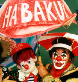 Clown Habakuk stellt all seine Clownutensilien selbst her. Hier mit HABAKUK Schirm