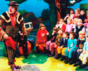 Clown Habakuk mit Kindern und Zuschauern auf Sendung