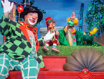 Am 8. Juni 2002 kommt Clown Enrico zu Kasperl auf Besuch. 