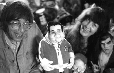 Arminio und Christine Rothstein mit Puppe "Fred Sinowatz"