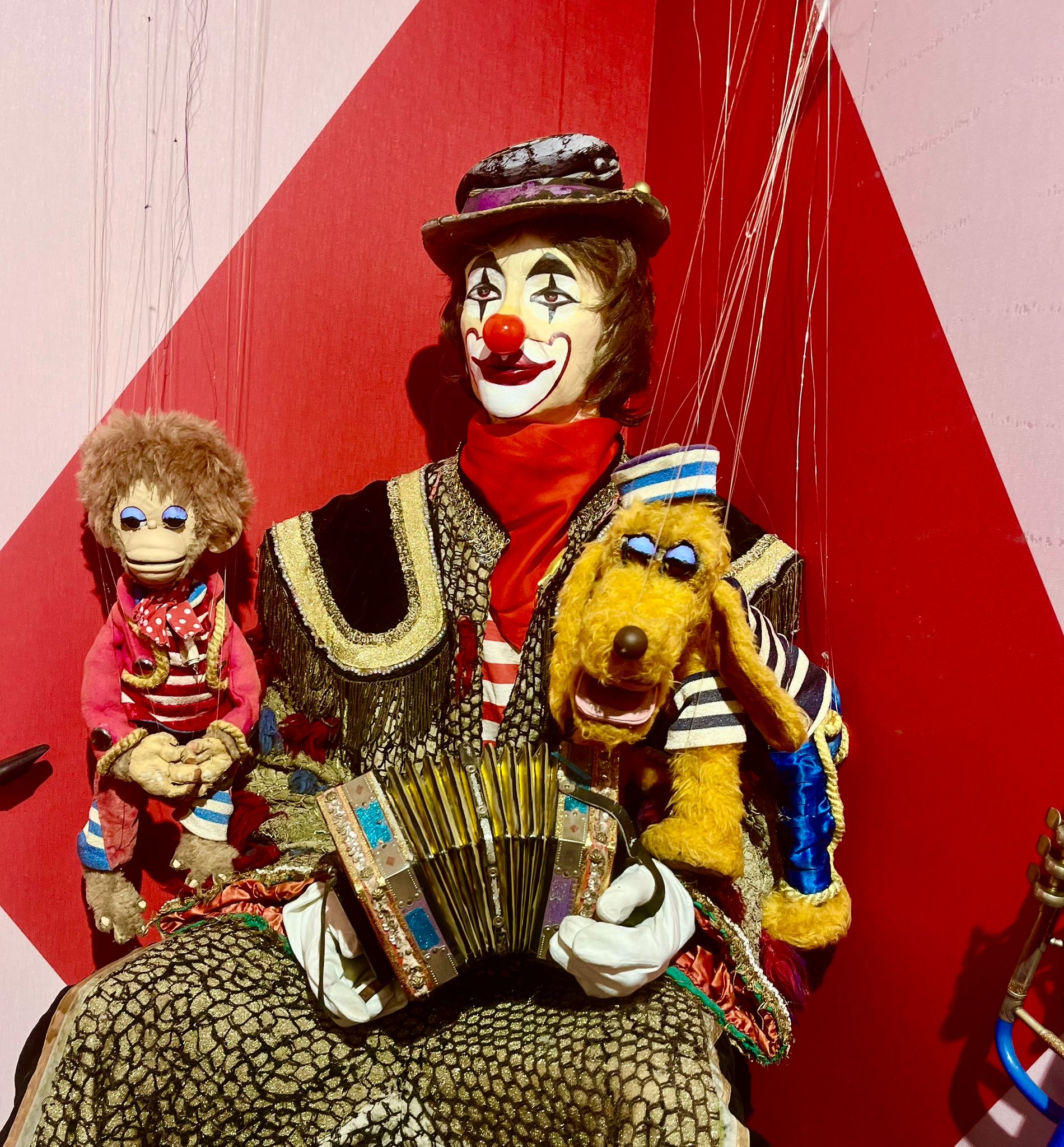 Clown Habakuk - Kostüm mit den Marionetten Toby und Tobias im Haus Habakuk