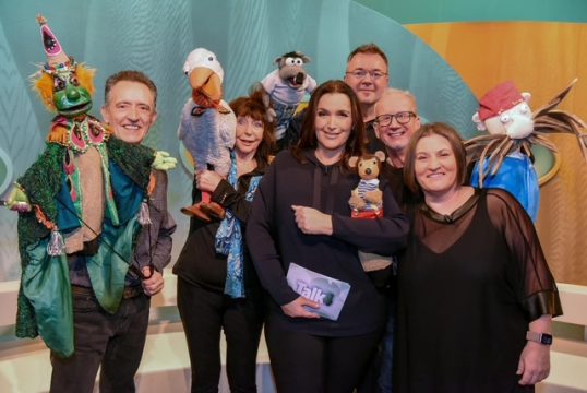 Jetzt reden wir bei Barbara Karlich mit vlnr Tintifax, R. Swoboda, Mimi, Ch. Rothstein, Rolf Rüdiger, B. Karlich, St. Gaugusch, St. Karch mit Pirat Sichelbart, Pezi und A. Filla. Foto: (c) ORF/Hubert Mican