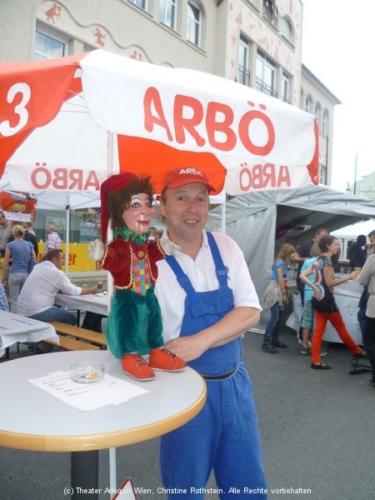 Alfred Schwarz vor der Puppomobil Vorstellung