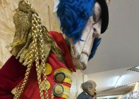 Habakuk Puppen Werkstatt: Marionette "Oberstallmeister" im Vordergrund