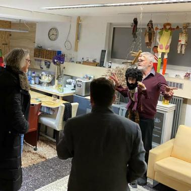 Unsere Gäste in der Puppen Werkstatt mit August Swoboda Foto: Dieter Heidegger