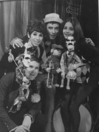 Arminio mit Lena Rothstein (re.), Gordana Veselinovic (li.),  Marionetten aus "Lumpazivagabundus", Hans Simon (Puppenspieler und Musiker unten) 